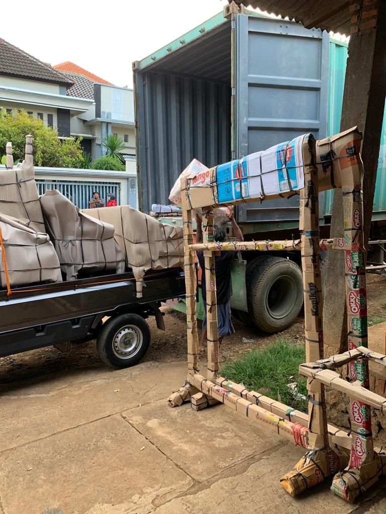 Proses pengemasan dan pemuatan furnitur ke dalam kontainer untuk pengiriman ekspor