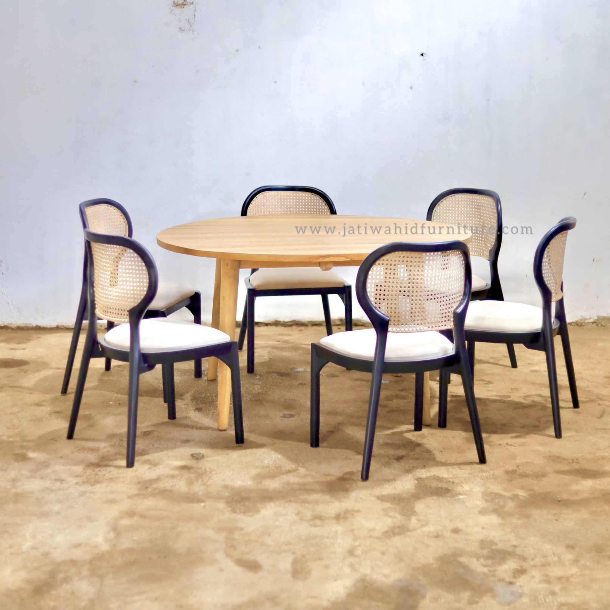 Meja Makan Bundar Kayu — furnitur jati custom Jati Wahid Furniture