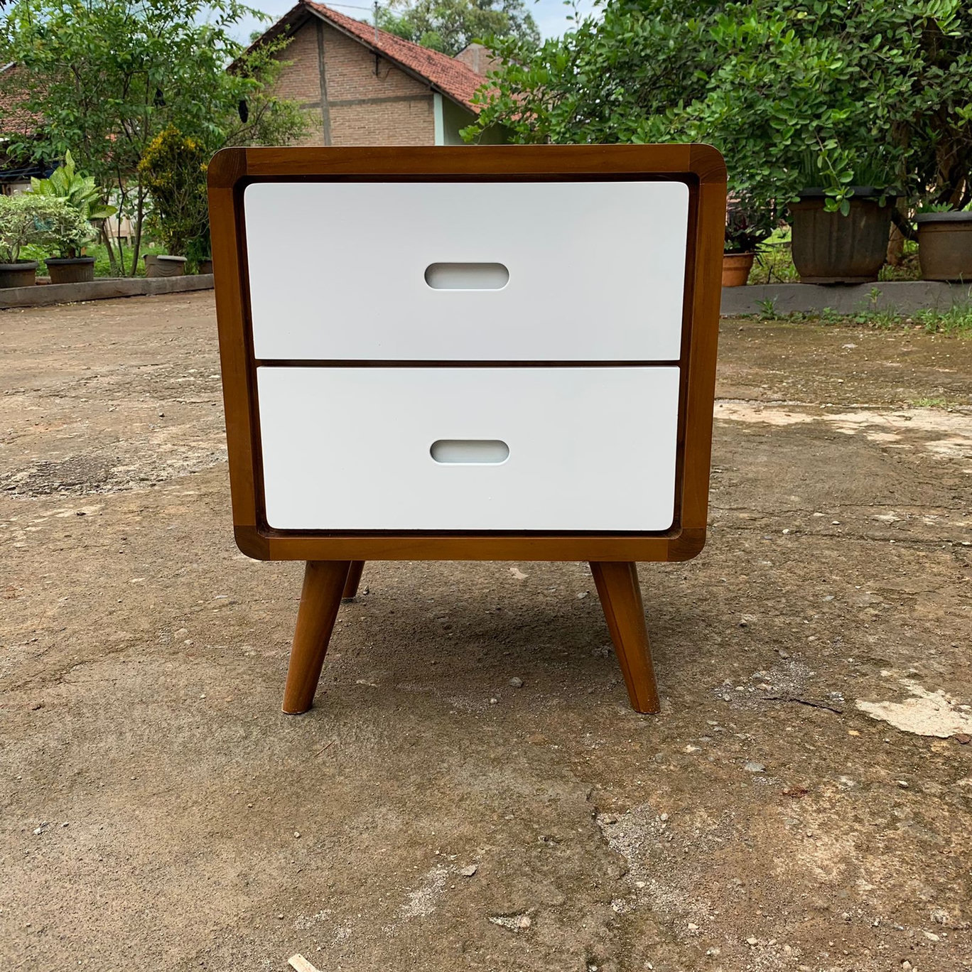 Nakas Minimalis Retro 2 Laci,Nakas Minimalis Retro,nakas,nakas minimalis,bufet kecil,bufet kecil minimalis,meja nakas,ukuran nakas,nakas minimalis modern,harga Nakas Minimalis Retro 2 Laci,jual Nakas Minimalis Retro 2 Laci,bufet jati,bedside table,bedside table minimalis,bufet minimalis kayu jati,nakas jati minimalis,furniture jepara,meja konsol minimalis