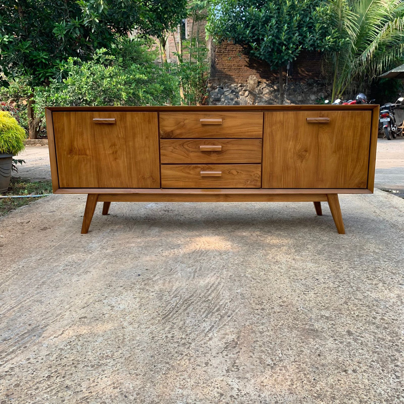 Bufet TV Retro Minimalis Terbaru, Bufet TV Retro, Bufet TV Minimalis, furniture jepara, Bufet TV Retro scandinavian, Bufet TV jati Minimalis, jual Bufet TV Retro Minimalis, harga Bufet TV jati Minimalis, desain Bufet TV Retro,bufet meja tv minimalis,meja tv,bufet tv,meja tv minimalis,jual meja tv minimalis kayu jati,harga meja tv jati minimalis