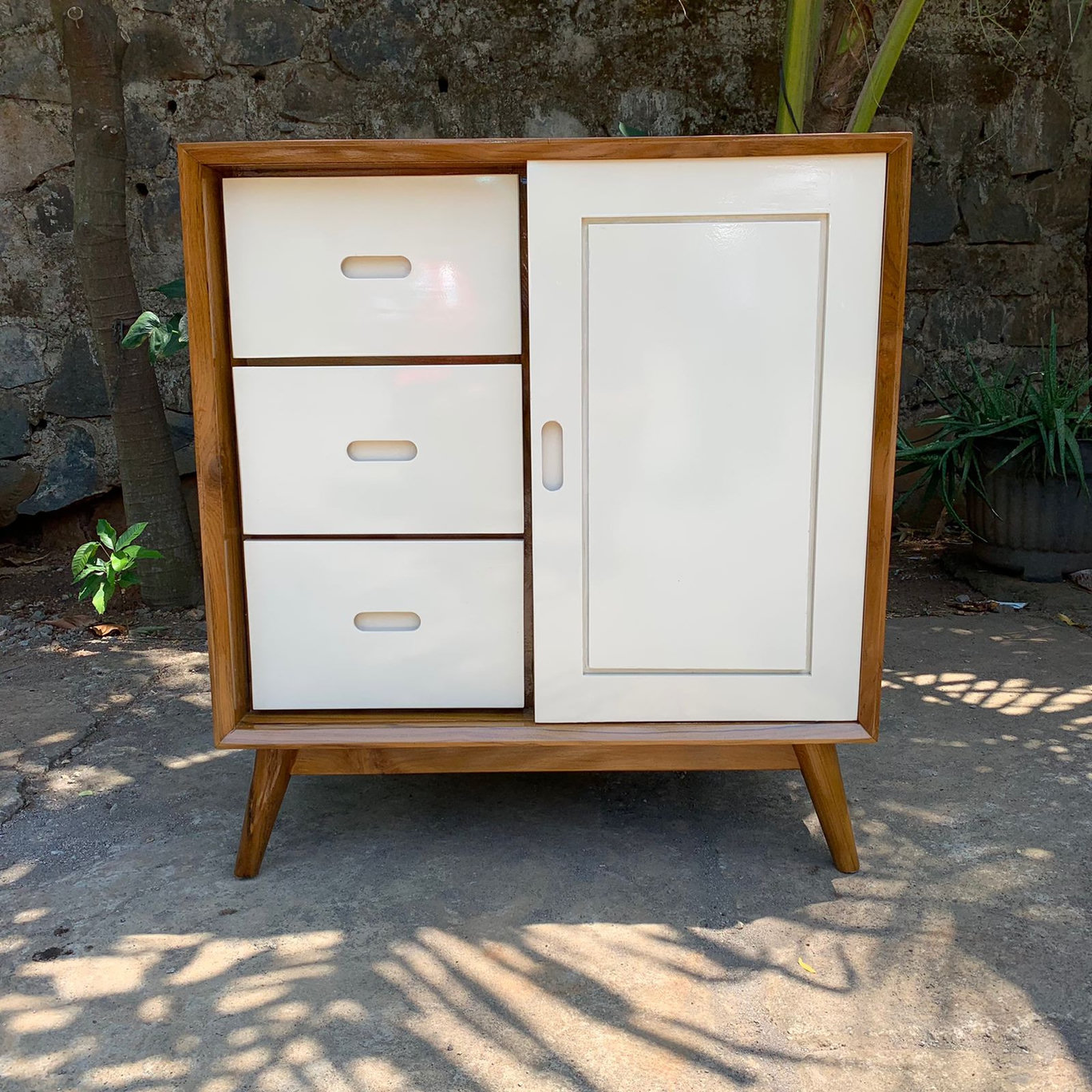 Bufet Nakas Minimalis Retro,Bufet Nakas Minimalis,bufet minimalis retro,nakas minimalis Retro,bufet hias,bufet tv minimalis,bufet minimalis jati,bufet hias minimalis,nakas minimalis jati,gambar bufet minimalis retro terbaru,jual nakas minimalis retro terbaru,furniture jepara, cedenza minimalis kayu jati,cedenza minimalis,bufet nakas minimalis kombinasi duco