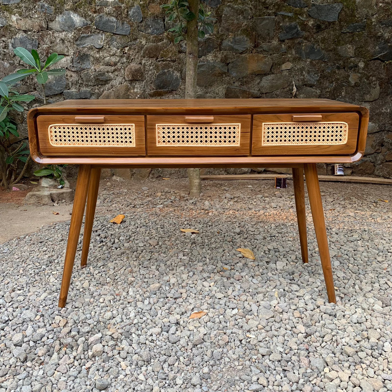 Harga Meja Konsul Minimalis Retro,Harga Meja Konsul Minimalis,harga bufet minimalis retro,jual meja konsul minimalis,bufet minimalis retro modern,meja hias konsul terbaru,jual meja konsul jati minimalis,harga meja konsul jati tahun ini,jual bufet minimalis jati terbaru,furniture jepara,bufet jepara,meja konsul jati jepara,meja tv,bufet modern minimalis,meja tv kayu jati