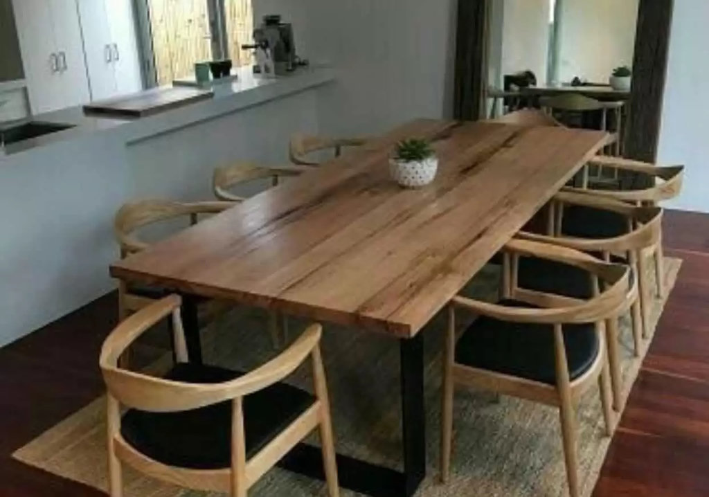 Almari handuk klasik warna merah kayu mahoni, Almari handuk klasik warna merah, Meja makan minimalis kayu jati warna natural, Meja makan minimalis kayu jati, Meja makan minimalis warna natural, Meja makan minimalis natural