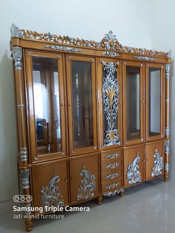Almari hias ukir mewah
