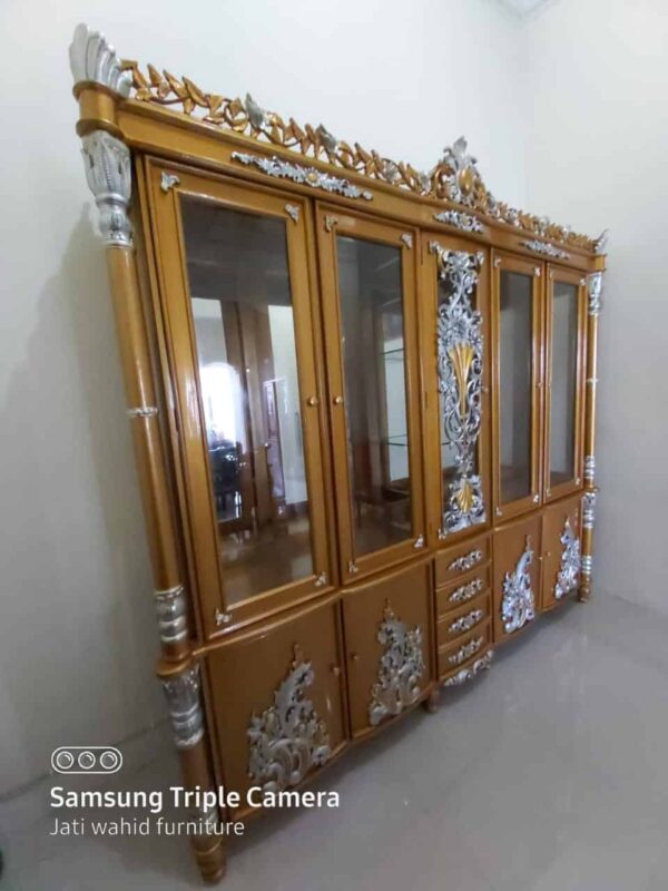 Almari hias ukir mewah